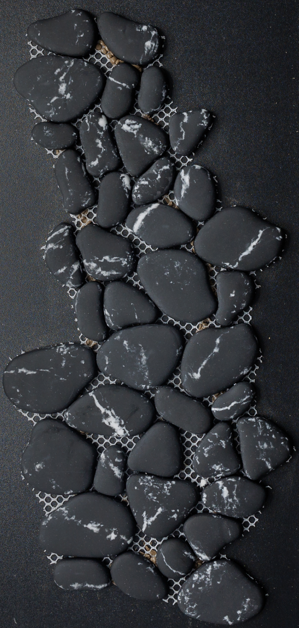 SW : Nero Marquina Pebble Recycled Glass 18FBGPB-BLK
